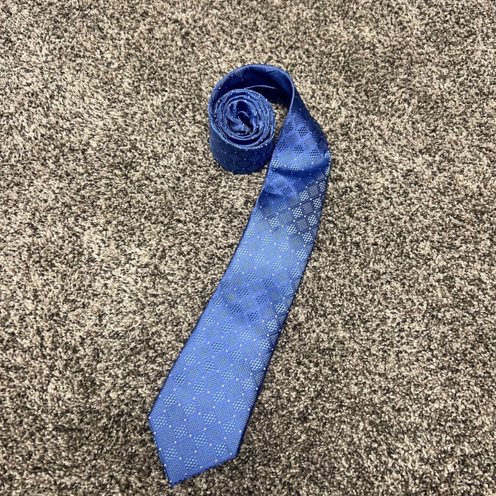 Michael Kors Mens Blue Geometric Diamond Pattern 100% Silk Necktie MK Logo